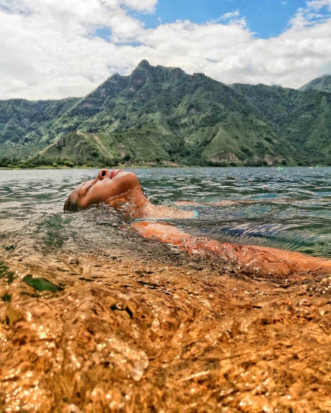 Nadar en el lago Atitlán