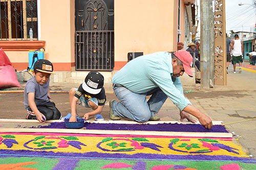 Elaboración de Alfombras en San Juan La Laguna