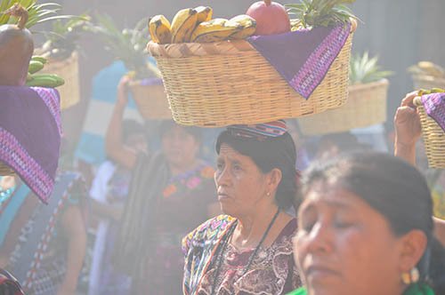 Miercoles Santo Traída de Frutas San Juan La Laguna