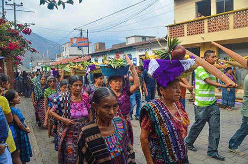 Miercoles Santo Mujeres cargando Frutas San Juan La Laguna