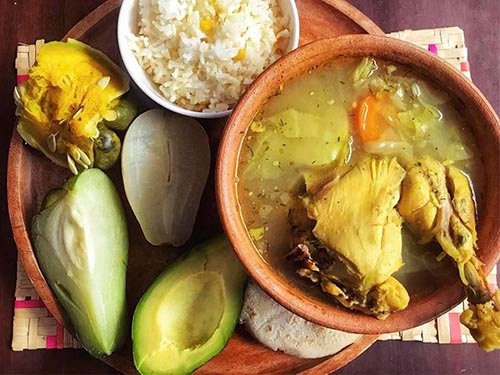 Caldo de pollo criollo