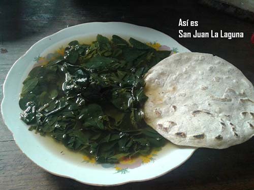 Una taza de caldo de chipilín gastronomía San Juan La Laguna