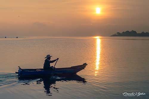 El pescador es hombre solitario lago Atitlán