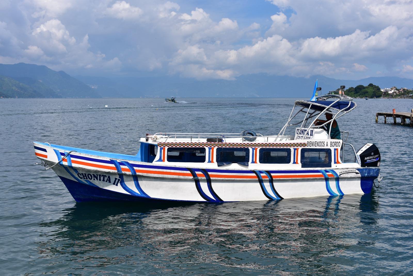 Transporte vía lacustre en el lago Atitlán