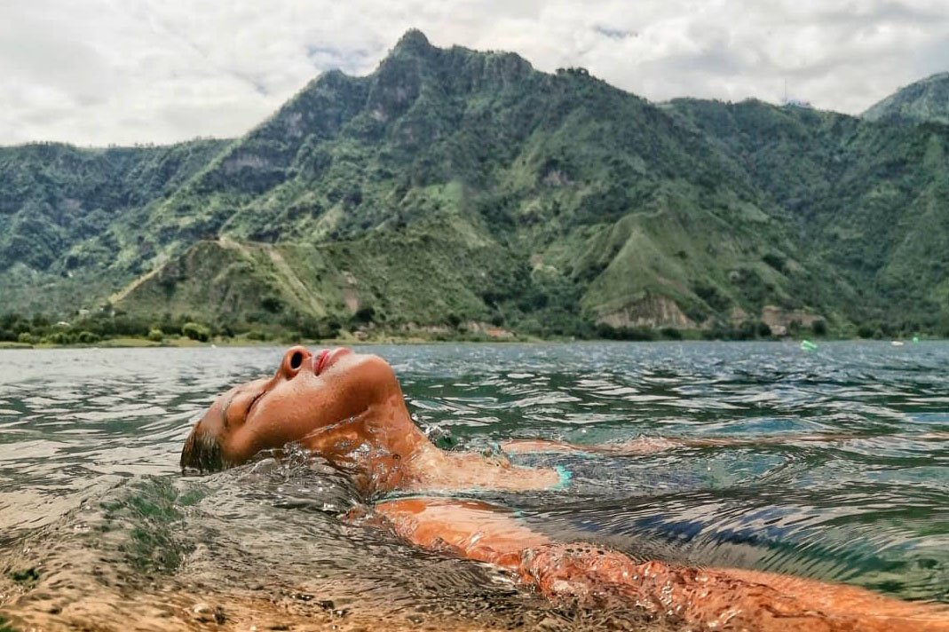 Nadar en el lago Atitlán